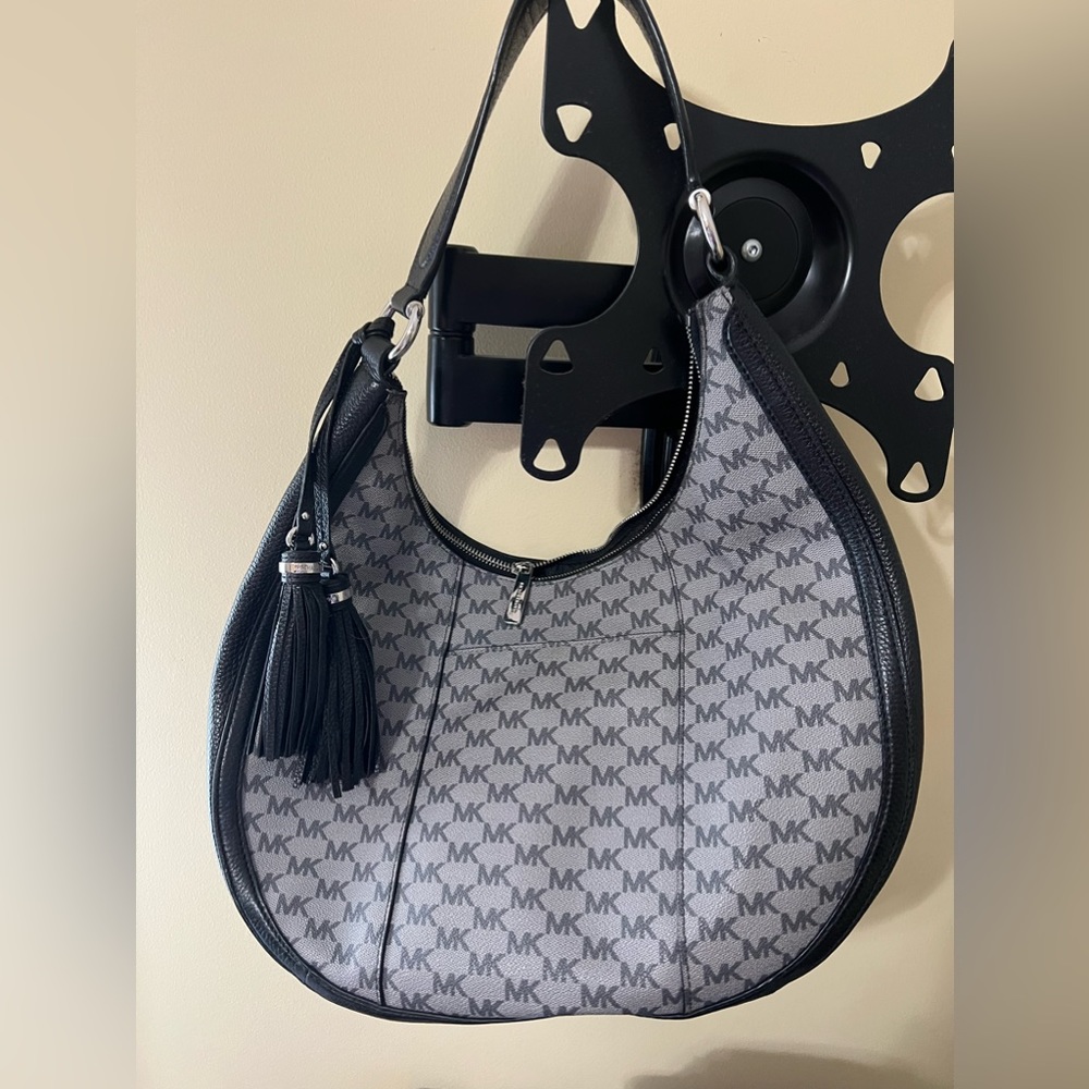 Michael Kors “Lydia Black Hobo”